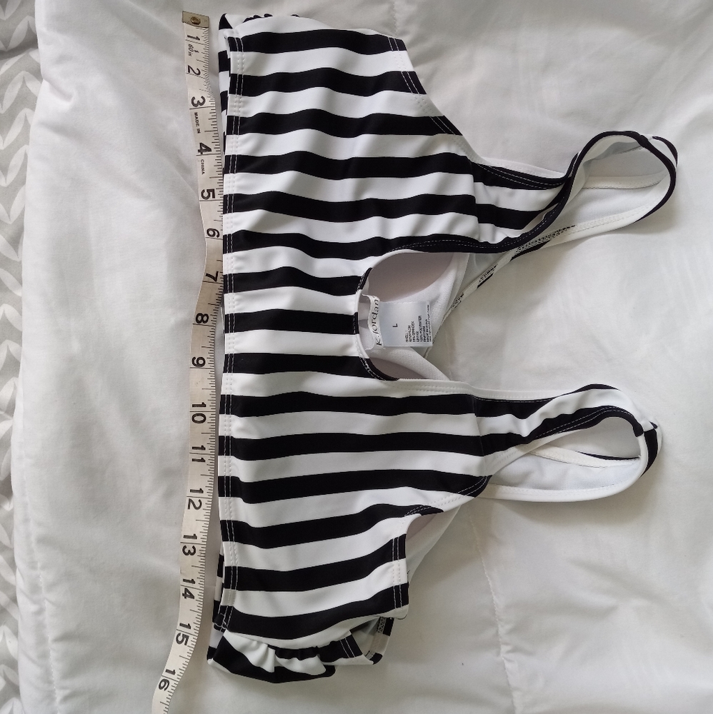 Molded cup swimsuit top. New. Size medium. - Picture 4 of 5